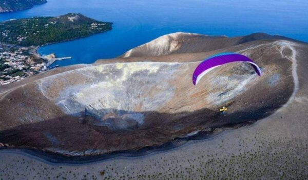 EPSILON 9 - The Joy of Flying It is nothing special to introduce a flying-mad earthling to paragliding. What is special is to deliver the positive experiences and high feel-good factors of the sport that keep him there for years – long after the licence. That’s exactly what our EPSILON series does