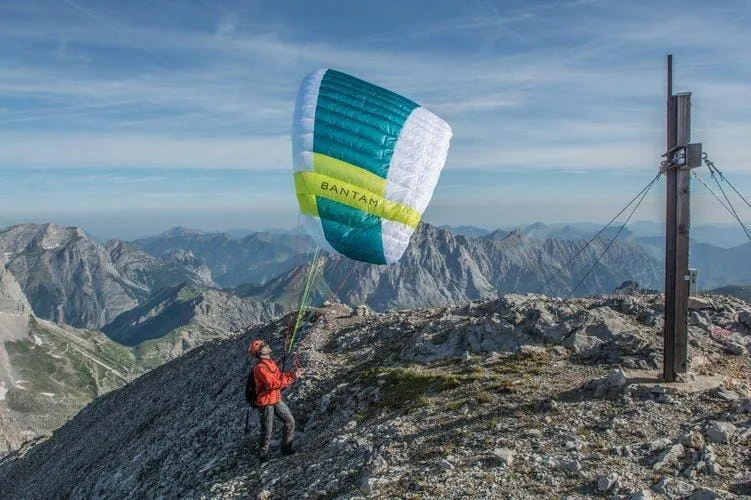 BANTAM - Made for para-mountaineers. Small, compact, dynamic - the BANTAM is the perfect miniwing for all mountaineers who prefer a flight with plenty of speed to a descent on foot. Only 1.65 kg (size 12) makes the BANTAM the lightest certified non-single-surface wing on the market (as of October 2019).