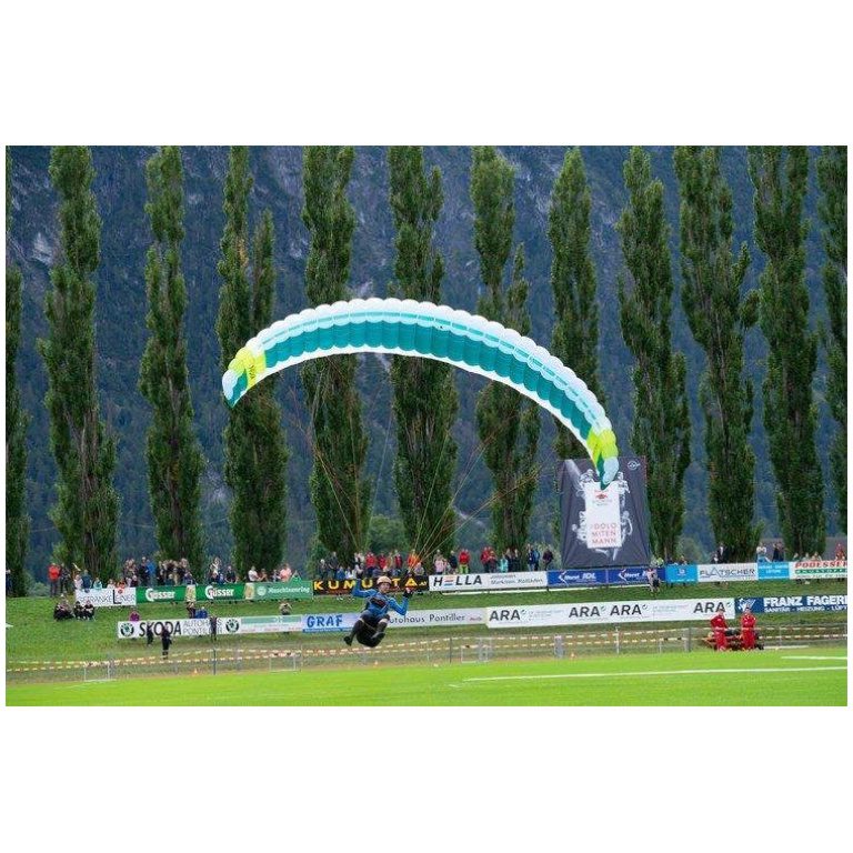 BANTAM - Made for para-mountaineers. Small, compact, dynamic - the BANTAM is the perfect miniwing for all mountaineers who prefer a flight with plenty of speed to a descent on foot. Only 1.65 kg (size 12) makes the BANTAM the lightest certified non-single-surface wing on the market (as of October 2019).