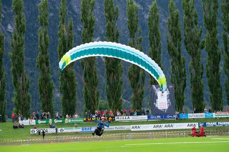 BANTAM - Made for para-mountaineers. Small, compact, dynamic - the BANTAM is the perfect miniwing for all mountaineers who prefer a flight with plenty of speed to a descent on foot. Only 1.65 kg (size 12) makes the BANTAM the lightest certified non-single-surface wing on the market (as of October 2019).