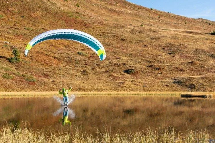 BANTAM - Made for para-mountaineers. Small, compact, dynamic - the BANTAM is the perfect miniwing for all mountaineers who prefer a flight with plenty of speed to a descent on foot. Only 1.65 kg (size 12) makes the BANTAM the lightest certified non-single-surface wing on the market (as of October 2019).