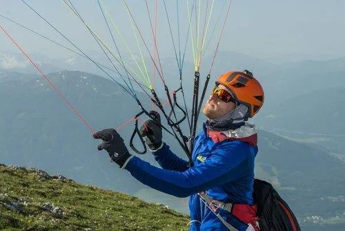 DOUBLESKIN - Minimalist hike & fly The DOUBLESKIN is the lightest paraglider in the world* with top and under surface (2.1 kg / size 17). It has a very small pack size and is a delight in the air thanks to better aerodynamics compared to a single-surface wing. With the DOUBLESKIN walking up is as enjoyable as flying and landing!