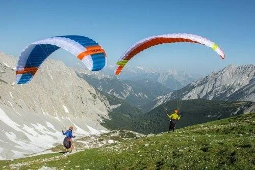 DOUBLESKIN - Minimalist hike & fly The DOUBLESKIN is the lightest paraglider in the world* with top and under surface (2.1 kg / size 17). It has a very small pack size and is a delight in the air thanks to better aerodynamics compared to a single-surface wing. With the DOUBLESKIN walking up is as enjoyable as flying and landing!