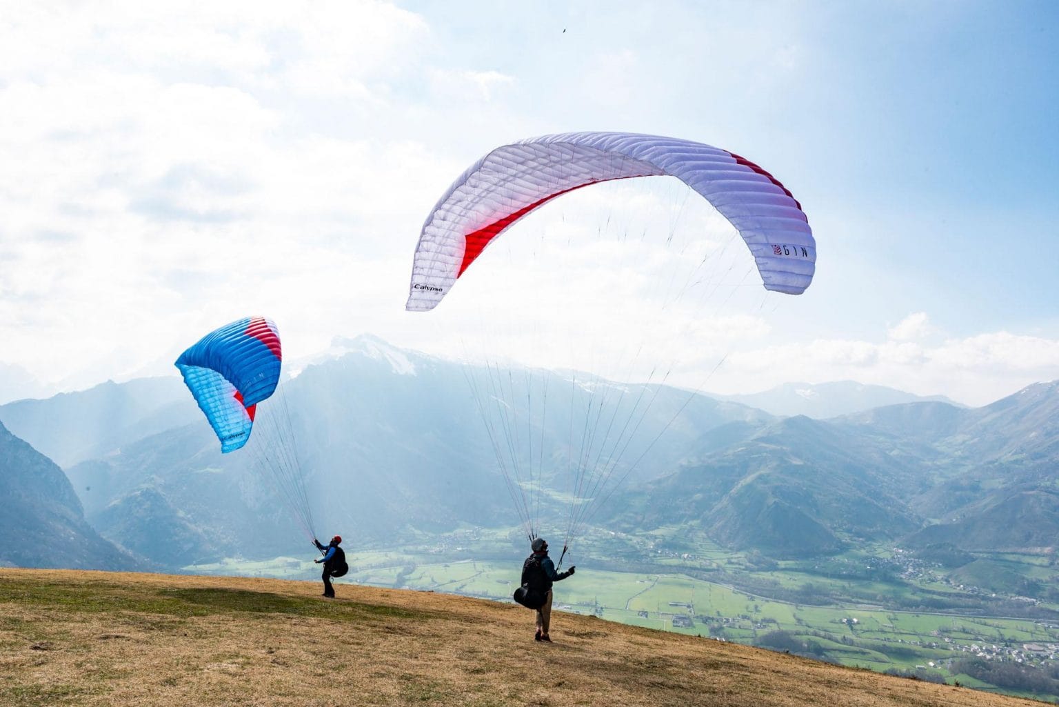Calypso TRAVEL LIGHT, FLY FAR The Calypso is a light easy intermediate ("low B") wing for beginning and leisure pilots who want a confidence-inspiring wing that is easy to travel and fly with, whilst still offering great XC possibilities.