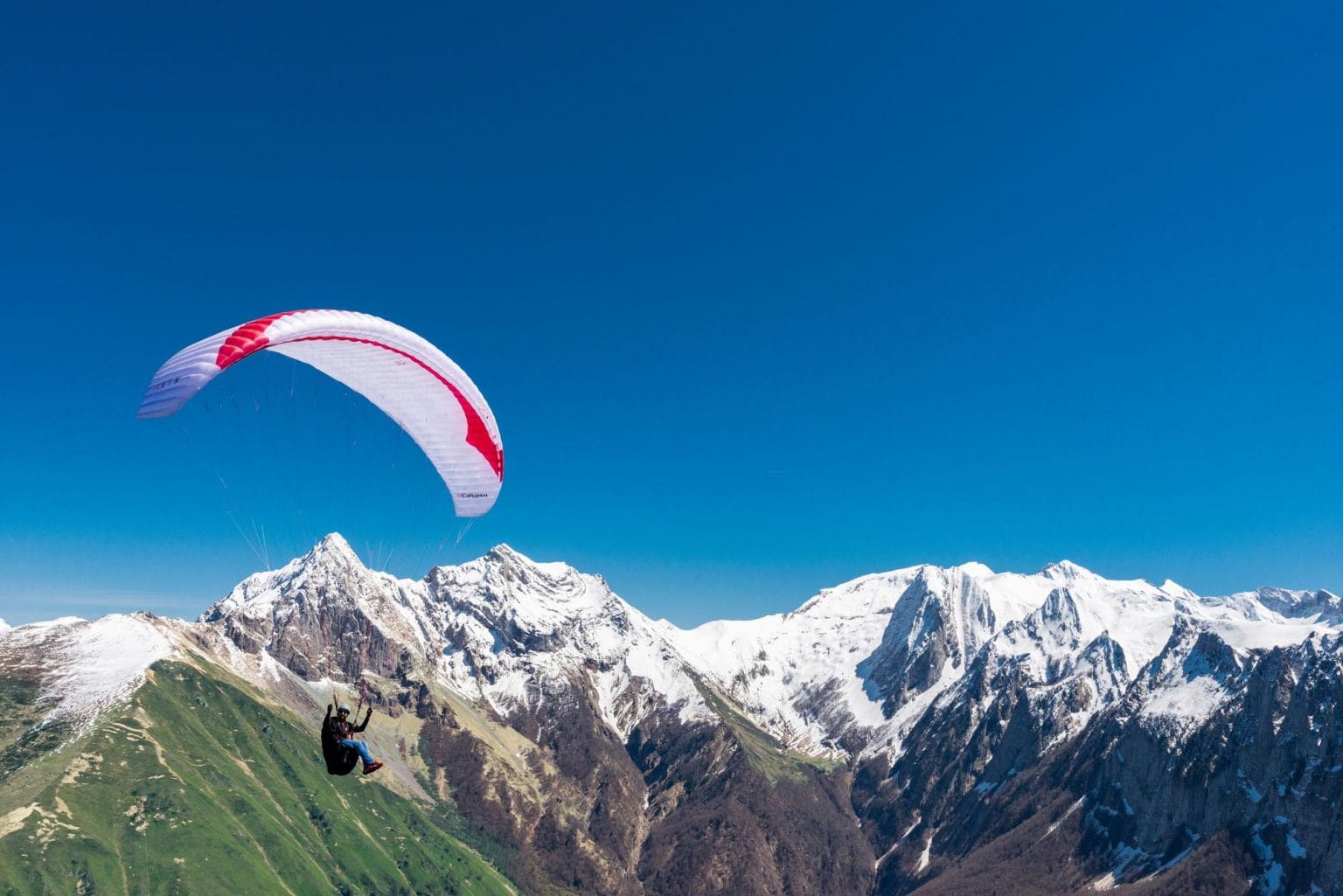 Calypso TRAVEL LIGHT, FLY FAR The Calypso is a light easy intermediate ("low B") wing for beginning and leisure pilots who want a confidence-inspiring wing that is easy to travel and fly with, whilst still offering great XC possibilities.
