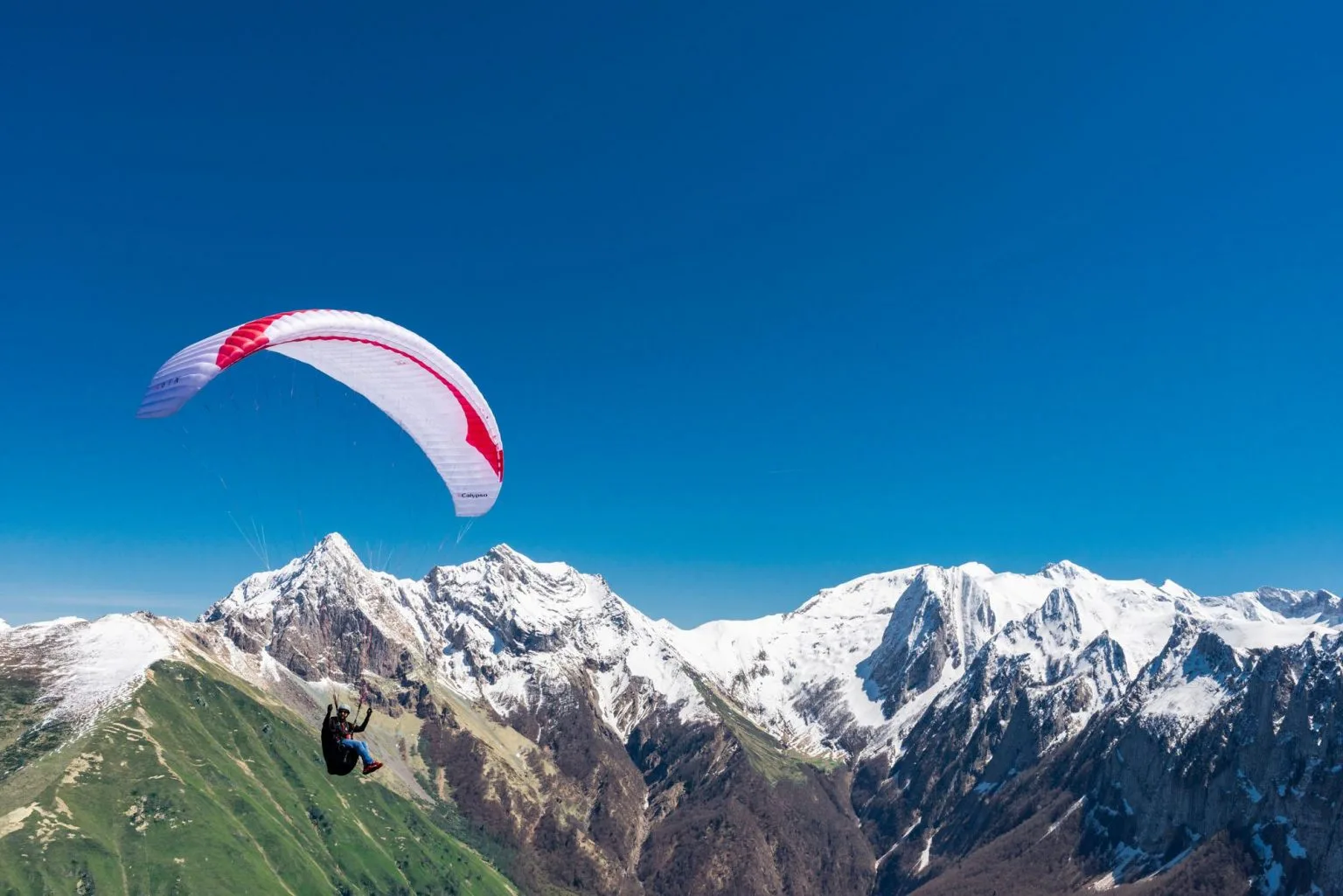 Calypso Travel Light, Fly Far The Calypso Is A Light Easy Intermediate (&Quot;Low B&Quot;) Wing For Beginning And Leisure Pilots Who Want A Confidence-Inspiring Wing That Is Easy To Travel And Fly With, Whilst Still Offering Great Xc Possibilities.