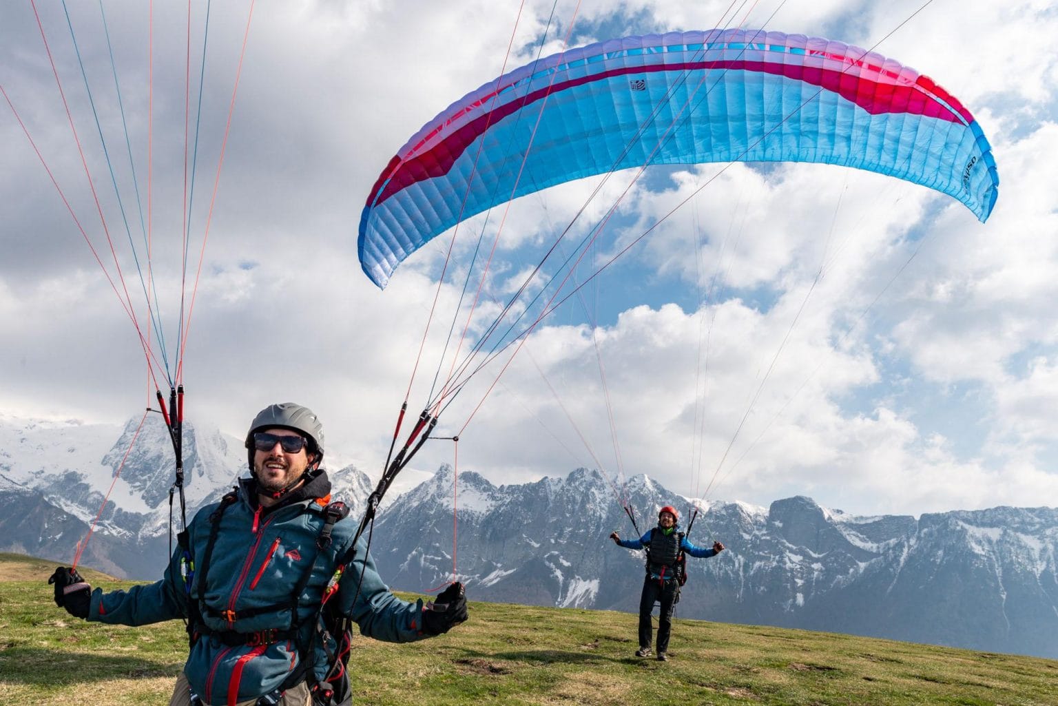 Calypso TRAVEL LIGHT, FLY FAR The Calypso is a light easy intermediate ("low B") wing for beginning and leisure pilots who want a confidence-inspiring wing that is easy to travel and fly with, whilst still offering great XC possibilities.