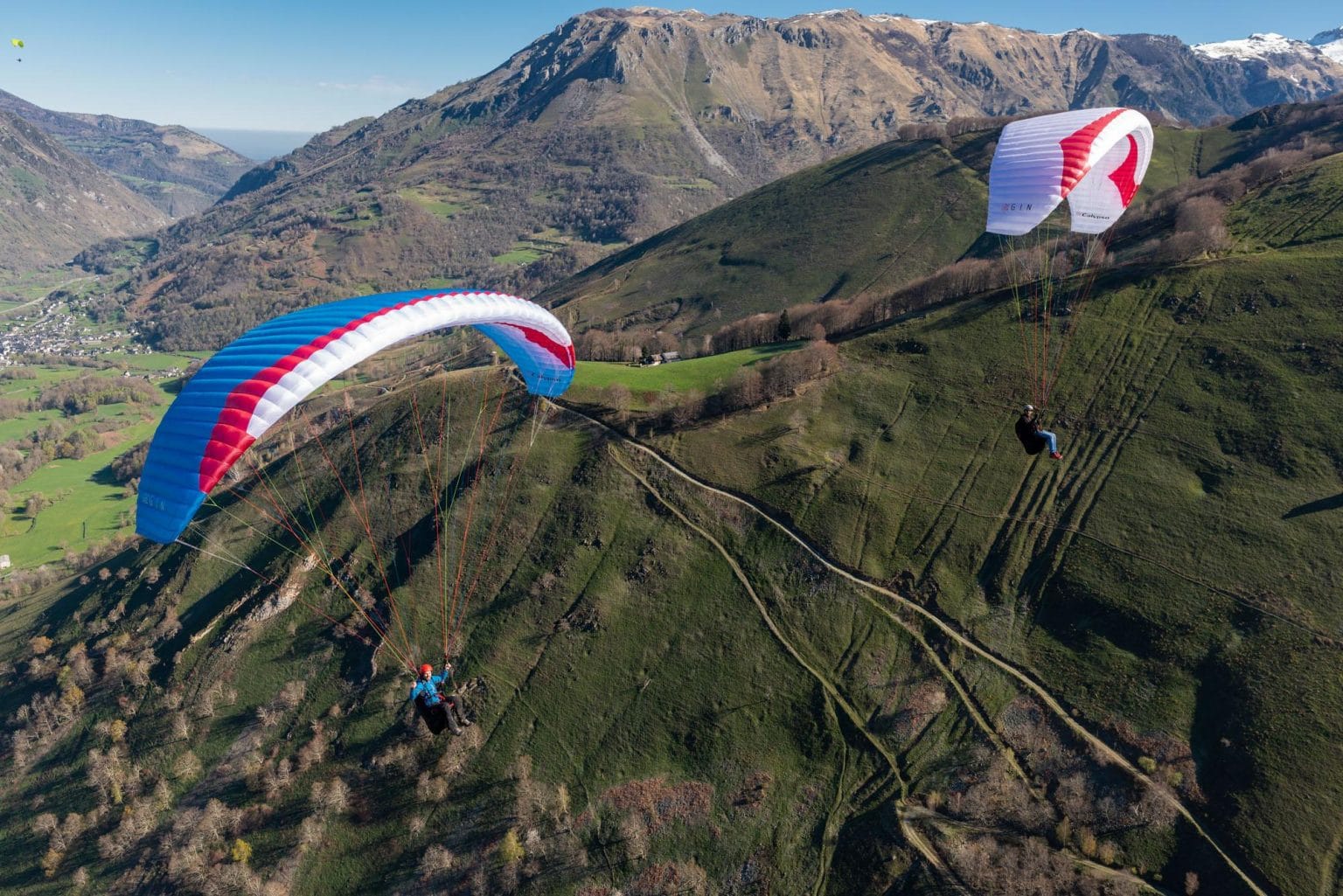 Calypso TRAVEL LIGHT, FLY FAR The Calypso is a light easy intermediate ("low B") wing for beginning and leisure pilots who want a confidence-inspiring wing that is easy to travel and fly with, whilst still offering great XC possibilities.