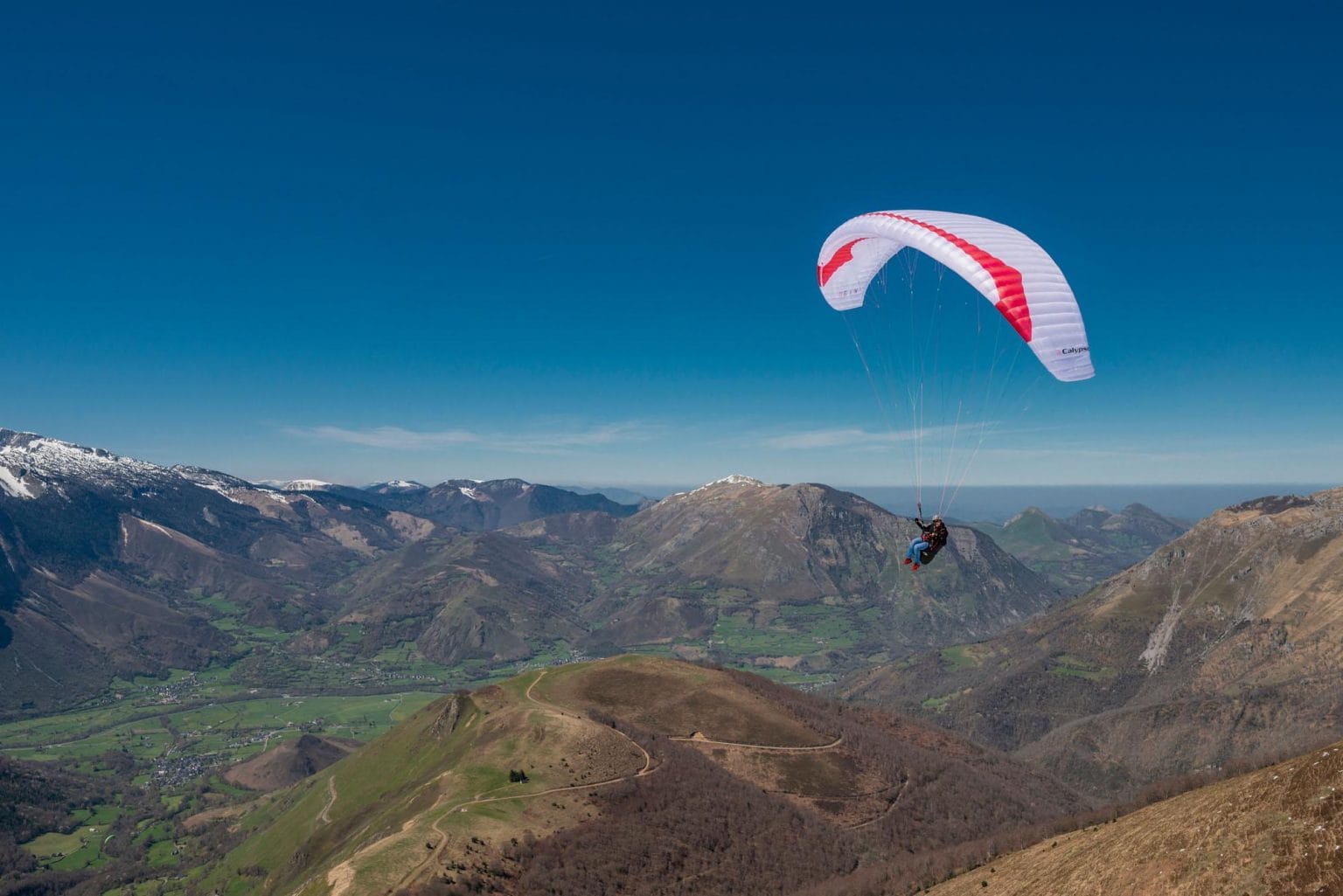 Calypso TRAVEL LIGHT, FLY FAR The Calypso is a light easy intermediate ("low B") wing for beginning and leisure pilots who want a confidence-inspiring wing that is easy to travel and fly with, whilst still offering great XC possibilities.