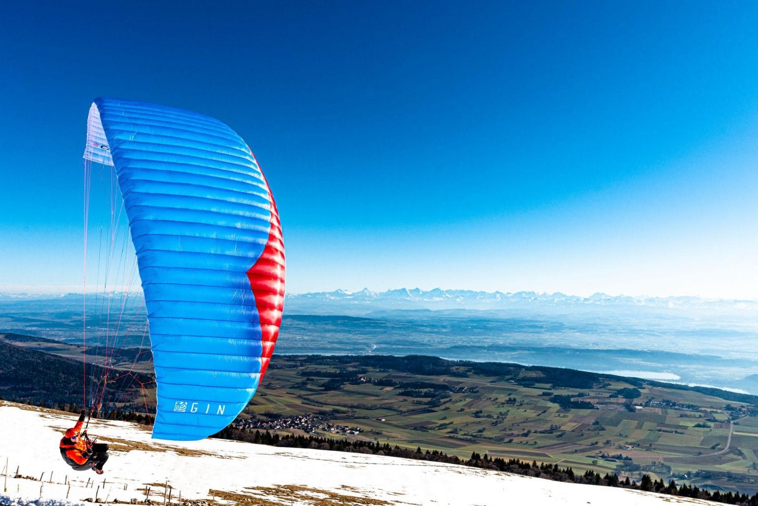 Calypso TRAVEL LIGHT, FLY FAR The Calypso is a light easy intermediate ("low B") wing for beginning and leisure pilots who want a confidence-inspiring wing that is easy to travel and fly with, whilst still offering great XC possibilities.