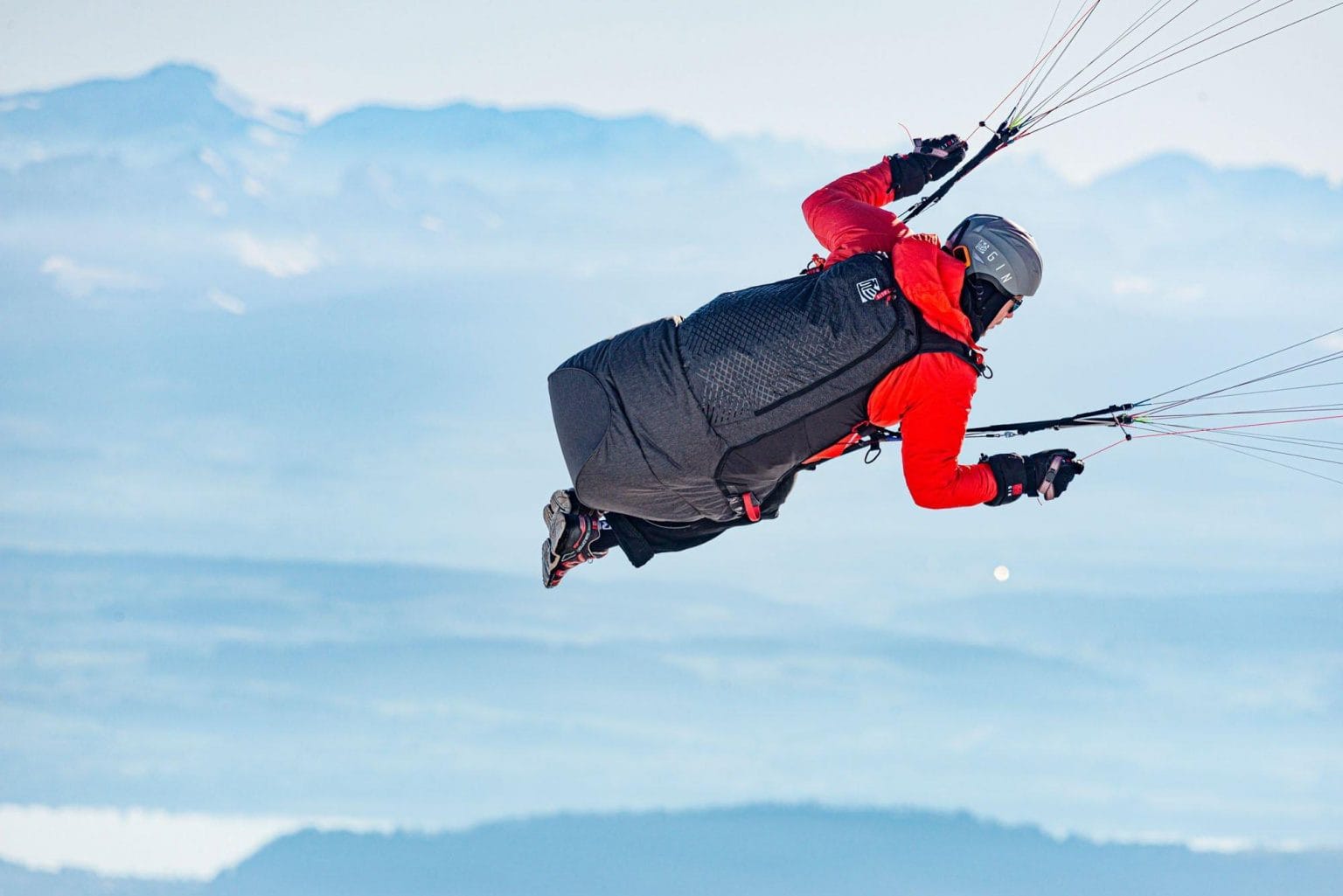 Verso 3 is a lightweight reversible airbag harness with a unique combination of features: a highly effective airbag with seat plate, underseat rescue and double-skin surface with innovative zipper system.