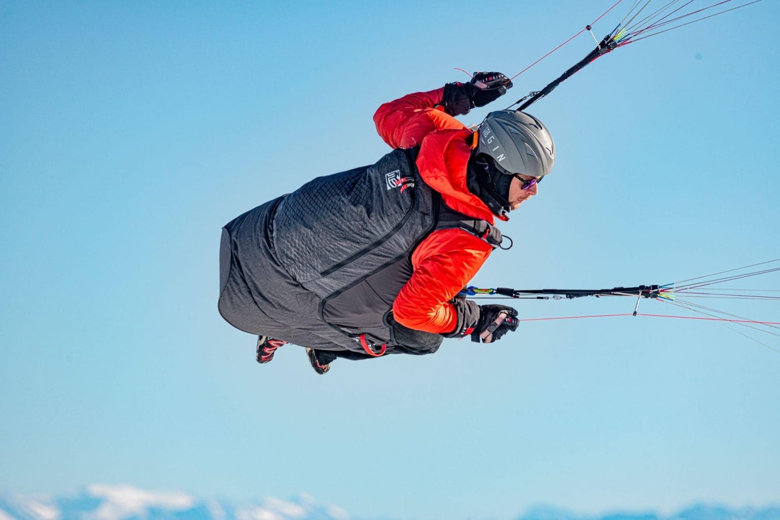 Verso 3 is a lightweight reversible airbag harness with a unique combination of features: a highly effective airbag with seat plate, underseat rescue and double-skin surface with innovative zipper system.